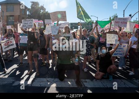 Sacramento, CA, USA. 24.. Juni 2022. Abtreibungsrechtbefürworter, die sich für die „Hände von unseren Körpern“ einsetzen, Block I Street im Robert T. Matsui United States Courthouse in Sacramento, Freitag, 24. Juni 2022. (Bild: © Paul Kitagaki Jr./ZUMA Press Wire) Stockfoto