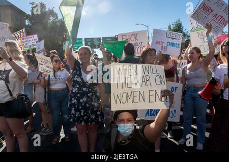 Sacramento, CA, USA. 24.. Juni 2022. Abtreibungsrechtbefürworter, 'Hände weg von unseren Körpern', Block I Street in der Nähe des Robert T. Matsui United States Courthouse in Sacramento, Freitag, 24. Juni 2022. (Bild: © Paul Kitagaki Jr./ZUMA Press Wire) Stockfoto