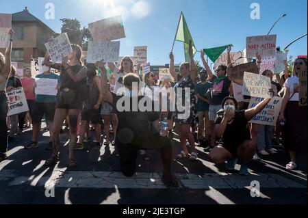 Sacramento, CA, USA. 24.. Juni 2022. Abtreibungsrechtbefürworter, die sich für die „Hände von unseren Körpern“ einsetzen, Block I Street im Robert T. Matsui United States Courthouse in Sacramento, Freitag, 24. Juni 2022. (Bild: © Paul Kitagaki Jr./ZUMA Press Wire) Stockfoto
