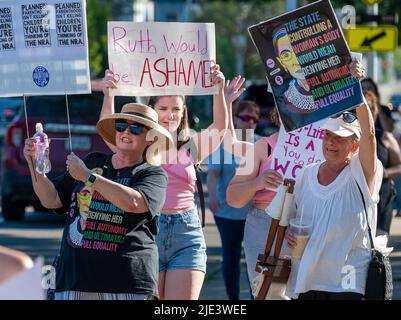 Wilkes Barre, Usa. 24.. Juni 2022. Frauen halten Plakate, während sie gegen die Obersten Gerichte demonstrieren, die über Roe V Wade herrschen. Der Oberste Gerichtshof hob Roe V. Wade auf, wodurch das verfassungsmäßige Recht auf Abtreibung aufgehoben wurde. Kundgebungen tauschten sich im ganzen Land für und gegen das Urteil aus. Kredit: SOPA Images Limited/Alamy Live Nachrichten Stockfoto