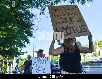 Wilkes Barre, Usa. 24.. Juni 2022. Eine Demonstranten hält ein Plakat, auf dem ihre Meinung vor dem Bezirksgericht Luzerne zum Ausdruck gebracht wird, nachdem die Obersten Gerichte während des protestmarsches die Entscheidung über den Umstürzen von Roe V Wade erlagt hatten. Der Oberste Gerichtshof hob Roe V. Wade auf, wodurch das verfassungsmäßige Recht auf Abtreibung aufgehoben wurde. Kundgebungen tauschten sich im ganzen Land für und gegen das Urteil aus. (Foto von Aimee Dilger/ SOPA Images/Sipa USA) Quelle: SIPA USA/Alamy Live News Stockfoto