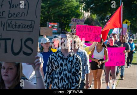 Wilkes Barre, Usa. 24.. Juni 2022. Demonstranten marschieren mit Plakaten vor dem Bezirksgericht Luzerne, nachdem die Obersten Gerichte während des protestmarsches die Entscheidung über den Umstürzen von Roe V Wade erlagt haben. Der Oberste Gerichtshof hob Roe V. Wade auf, wodurch das verfassungsmäßige Recht auf Abtreibung aufgehoben wurde. Kundgebungen tauschten sich im ganzen Land für und gegen das Urteil aus. (Foto von Aimee Dilger/ SOPA Images/Sipa USA) Quelle: SIPA USA/Alamy Live News Stockfoto