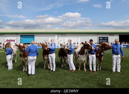 Ingliston, Großbritannien. 24.. Juni 2022. Die Teilnehmer und ihre Rinder sind am zweiten Tag der Royal Highland Show in Ingliston, in der Nähe von Edinburgh in Schottland, dem Vereinigten Königreich, am 24. Juni 2022 abgebildet. Die 4-tägige Royal Highland Show feiert ihr 200.-jähriges Jubiläum der ersten Show im Jahr 1822. Quelle: Han Yan/Xinhua/Alamy Live News Stockfoto