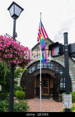 BLOWING ROCK, NC, USA-20 JUNE 2022: Eingang zum Mellow Mushroom, zeigt Eingang, Fahnenmast mit Gay-Pride-Flagge und US-Flagge. Stockfoto