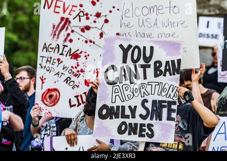 Columbia, South Carolina - USA - 4. Juni 2022: Geplante Elternschaft South Atlantic führt im South Carolina State House eine „Verbote Off Our Bodies Decision Day Action Rally“ durch, als Reaktion auf den Fall, dass der Oberste Gerichtshof der Vereinigten Staaten Roe gegen Wade umstürzen wird, wodurch der Bundesschutz für legale Abtreibungen aufgehoben wird, Die Frage bleibt den Staaten überlassen, über die Legalität zu entscheiden. Kredit: Crush Rush/Alamy Live Nachrichten Stockfoto