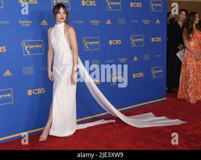 Los Angeles, USA. 24.. Juni 2022. Cait Fairbanks kommt bei den Annual Daytime Emmy Awards 49. an, die am Freitag, dem 24. Juni 2022, im Pasadena Convention Center in Pasadena, CA, abgehalten werden. (Foto: Sthanlee B. Mirador/Sipa USA) Quelle: SIPA USA/Alamy Live News Stockfoto