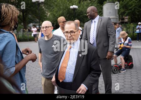 New York, New York, USA. 24.. Juni 2022. 14. Juni 2022: New York, USA: JERROLD NADLER (D-NY), der demokratische Vorsitzende des Justizausschusses des Repräsentantenhauses, protestiert spontan am Union Square für Abtreibungsrechte, nachdem der Oberste Gerichtshof der USA Row vs. Wade in einer Entscheidung aus dem Jahr 6-3, die es Staaten erlaubt, Abtreibung in der Dobbs vs. Jackson Women's Health Organization illegal zu machen, gestolbt hatte. (Bild: © Taidgh Barron/ZUMA Press Wire) Stockfoto