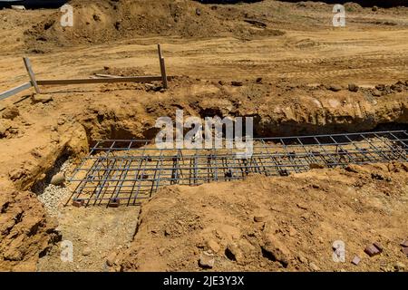 Bau einer Struktur aus Stahlbeton- und Stahlstäben Stockfoto