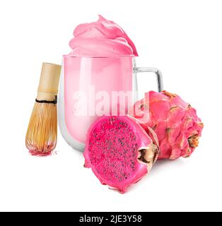 Glas Tasse leckeren Dalgona rosa Matcha Latte und Chasen auf weißem Hintergrund Stockfoto