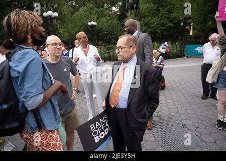 New York, New York, USA. 24.. Juni 2022. 14. Juni 2022: New York, USA: JERROLD NADLER (D-NY), der demokratische Vorsitzende des Justizausschusses des Repräsentantenhauses, protestiert spontan am Union Square für Abtreibungsrechte, nachdem der Oberste Gerichtshof der USA Row vs. Wade in einer Entscheidung aus dem Jahr 6-3, die es Staaten erlaubt, Abtreibung in der Dobbs vs. Jackson Women's Health Organization illegal zu machen, gestolbt hatte. (Bild: © Taidgh Barron/ZUMA Press Wire) Stockfoto