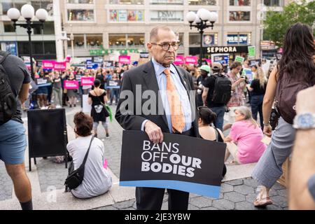 New York, New York, USA. 24.. Juni 2022. 14. Juni 2022: New York, USA: JERROLD NADLER (D-NY), der demokratische Vorsitzende des Justizausschusses des Repräsentantenhauses, protestiert spontan am Union Square für Abtreibungsrechte, nachdem der Oberste Gerichtshof der USA Row vs. Wade in einer Entscheidung aus dem Jahr 6-3, die es Staaten erlaubt, Abtreibung in der Dobbs vs. Jackson Women's Health Organization illegal zu machen, gestolbt hatte. (Bild: © Taidgh Barron/ZUMA Press Wire) Stockfoto