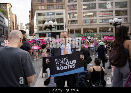 New York, New York, USA. 24.. Juni 2022. 14. Juni 2022: New York, USA: JERROLD NADLER (D-NY), der demokratische Vorsitzende des Justizausschusses des Repräsentantenhauses, protestiert spontan am Union Square für Abtreibungsrechte, nachdem der Oberste Gerichtshof der USA Row vs. Wade in einer Entscheidung aus dem Jahr 6-3, die es Staaten erlaubt, Abtreibung in der Dobbs vs. Jackson Women's Health Organization illegal zu machen, gestolbt hatte. (Bild: © Taidgh Barron/ZUMA Press Wire) Stockfoto