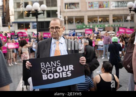 New York, New York, USA. 24.. Juni 2022. 14. Juni 2022: New York, USA: JERROLD NADLER (D-NY), der demokratische Vorsitzende des Justizausschusses des Repräsentantenhauses, protestiert spontan am Union Square für Abtreibungsrechte, nachdem der Oberste Gerichtshof der USA Row vs. Wade in einer Entscheidung aus dem Jahr 6-3, die es Staaten erlaubt, Abtreibung in der Dobbs vs. Jackson Women's Health Organization illegal zu machen, gestolbt hatte. (Bild: © Taidgh Barron/ZUMA Press Wire) Stockfoto