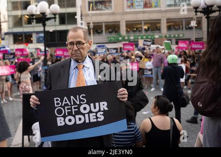 New York, New York, USA. 24.. Juni 2022. 14. Juni 2022: New York, USA: JERROLD NADLER (D-NY), der demokratische Vorsitzende des Justizausschusses des Repräsentantenhauses, protestiert spontan am Union Square für Abtreibungsrechte, nachdem der Oberste Gerichtshof der USA Row vs. Wade in einer Entscheidung aus dem Jahr 6-3, die es Staaten erlaubt, Abtreibung in der Dobbs vs. Jackson Women's Health Organization illegal zu machen, gestolbt hatte. (Bild: © Taidgh Barron/ZUMA Press Wire) Stockfoto