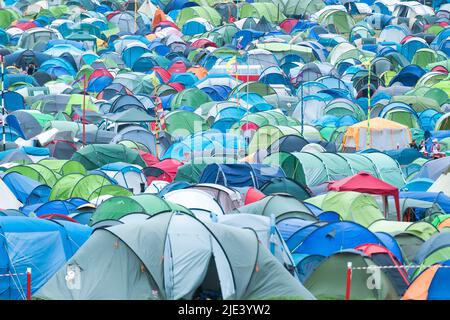 Glastonbury, Großbritannien. 24.. Juni 2022. Zelte, die auf einem Campingplatz beim Glastonbury Festival auf der Worthy Farm in Somerset untergebracht sind. Bilddatum: Freitag, 24. Juni 2022. Bildnachweis sollte lauten: David Jensen/Empics/Alamy Live News Stockfoto