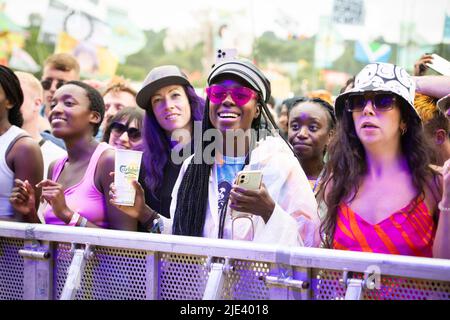 Glastonbury, Großbritannien. 24.. Juni 2022. Festivalbesucher in der West Holts Stage sehen TLC beim Glastonbury Festival auf der Worthy Farm in Somerset. Bilddatum: Freitag, 24. Juni 2022. Bildnachweis sollte lauten: David Jensen/Empics/Alamy Live News Stockfoto