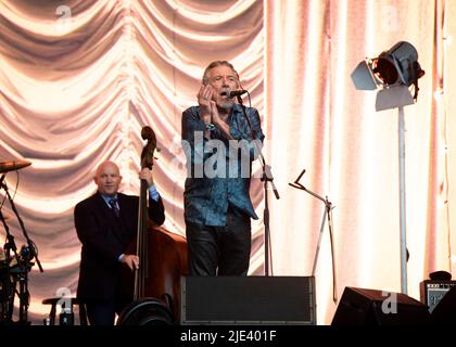 Glastonbury, Großbritannien. 24.. Juni 2022. Robert Plant tritt auf der Pyramid-Bühne beim Glastonbury Festival auf der Worthy Farm in Somerset auf. Bilddatum: Freitag, 24. Juni 2022. Bildnachweis sollte lauten: David Jensen/Empics/Alamy Live News Stockfoto