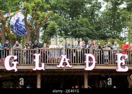 Glastonbury, Großbritannien. 24.. Juni 2022. Blick auf die Glade Stage Terrasse beim Glastonbury Festival, auf der Worthy Farm in Somerset. Bilddatum: Freitag, 24. Juni 2022. Bildnachweis sollte lauten: David Jensen/Empics/Alamy Live News Stockfoto