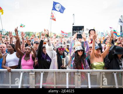 Glastonbury, Großbritannien. 24.. Juni 2022. Festivalbesucher in der West Holts Stage sehen TLC beim Glastonbury Festival auf der Worthy Farm in Somerset. Bilddatum: Freitag, 24. Juni 2022. Bildnachweis sollte lauten: David Jensen/Empics/Alamy Live News Stockfoto