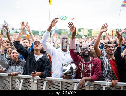 Glastonbury, Großbritannien. 24.. Juni 2022. Festivalbesucher in der West Holts Stage sehen TLC beim Glastonbury Festival auf der Worthy Farm in Somerset. Bilddatum: Freitag, 24. Juni 2022. Bildnachweis sollte lauten: David Jensen/Empics/Alamy Live News Stockfoto