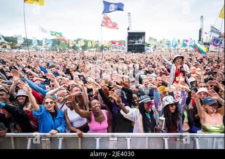 Glastonbury, Großbritannien. 24.. Juni 2022. Festivalbesucher in der West Holts Stage sehen TLC beim Glastonbury Festival auf der Worthy Farm in Somerset. Bilddatum: Freitag, 24. Juni 2022. Bildnachweis sollte lauten: David Jensen/Empics/Alamy Live News Stockfoto