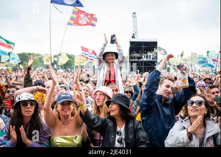 Glastonbury, Großbritannien. 24.. Juni 2022. Festivalbesucher in der West Holts Stage sehen TLC beim Glastonbury Festival auf der Worthy Farm in Somerset. Bilddatum: Freitag, 24. Juni 2022. Bildnachweis sollte lauten: David Jensen/Empics/Alamy Live News Stockfoto