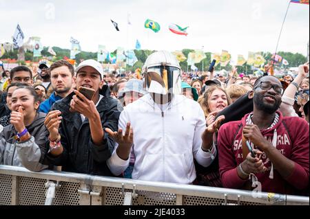 Glastonbury, Großbritannien. 24.. Juni 2022. Festivalbesucher in der West Holts Stage sehen TLC beim Glastonbury Festival auf der Worthy Farm in Somerset. Bilddatum: Freitag, 24. Juni 2022. Bildnachweis sollte lauten: David Jensen/Empics/Alamy Live News Stockfoto