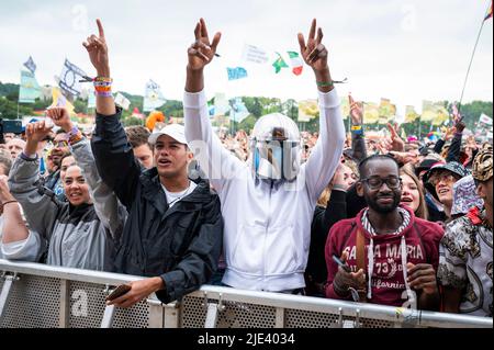 Glastonbury, Großbritannien. 24.. Juni 2022. Festivalbesucher in der West Holts Stage sehen TLC beim Glastonbury Festival auf der Worthy Farm in Somerset. Bilddatum: Freitag, 24. Juni 2022. Bildnachweis sollte lauten: David Jensen/Empics/Alamy Live News Stockfoto