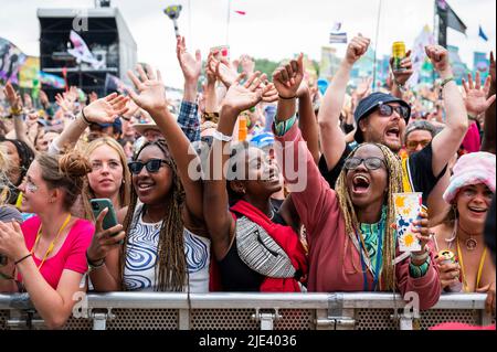 Glastonbury, Großbritannien. 24.. Juni 2022. Festivalbesucher in der West Holts Stage sehen TLC beim Glastonbury Festival auf der Worthy Farm in Somerset. Bilddatum: Freitag, 24. Juni 2022. Bildnachweis sollte lauten: David Jensen/Empics/Alamy Live News Stockfoto