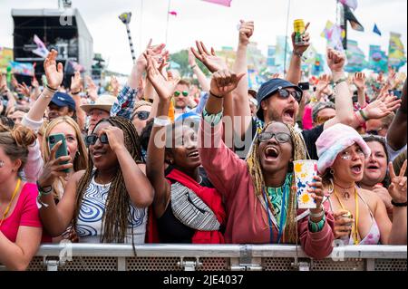 Glastonbury, Großbritannien. 24.. Juni 2022. Festivalbesucher in der West Holts Stage sehen TLC beim Glastonbury Festival auf der Worthy Farm in Somerset. Bilddatum: Freitag, 24. Juni 2022. Bildnachweis sollte lauten: David Jensen/Empics/Alamy Live News Stockfoto