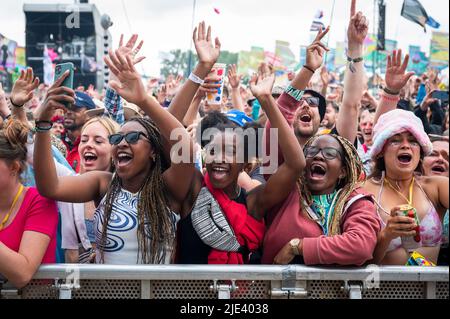 Glastonbury, Großbritannien. 24.. Juni 2022. Festivalbesucher in der West Holts Stage sehen TLC beim Glastonbury Festival auf der Worthy Farm in Somerset. Bilddatum: Freitag, 24. Juni 2022. Bildnachweis sollte lauten: David Jensen/Empics/Alamy Live News Stockfoto