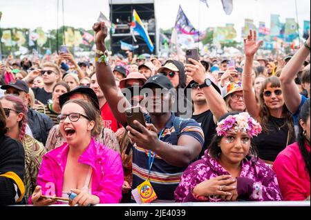 Glastonbury, Großbritannien. 24.. Juni 2022. Festivalbesucher in der West Holts Stage sehen TLC beim Glastonbury Festival auf der Worthy Farm in Somerset. Bilddatum: Freitag, 24. Juni 2022. Bildnachweis sollte lauten: David Jensen/Empics/Alamy Live News Stockfoto