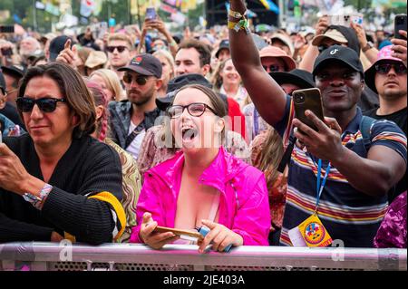 Glastonbury, Großbritannien. 24.. Juni 2022. Festivalbesucher in der West Holts Stage sehen TLC beim Glastonbury Festival auf der Worthy Farm in Somerset. Bilddatum: Freitag, 24. Juni 2022. Bildnachweis sollte lauten: David Jensen/Empics/Alamy Live News Stockfoto