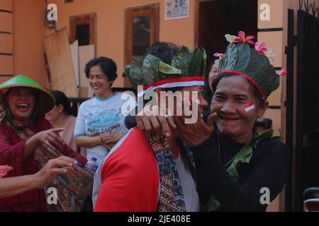 Jakarta, Indonesien - 08 18 2019: Alte Frauen versammeln sich und umarmen sich in traditioneller indonesischer Kleidung während der Feier der indonesischen Unabhängigkeitsfeier 73. Stockfoto