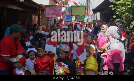 Jakarta, Indonesien - 08 18 2019: Eine Parade mit Kindern in traditioneller indonesischer Kleidung während der Feier des Indep 73. in Indonesien Stockfoto