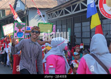 Jakarta, Indonesien - 08 18 2019: Eine Parade mit einem Mann, der als Javaner gekleidet war, während der Feier des indonesischen Unabhängigkeitstages 73. Stockfoto