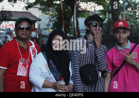 Jakarta, Indonesien - 08 18 2019: Fröhliche Ausdrucksformen von Menschen, die während der Teilnahme an der indonesischen Jubiläumsparade 72. zusammen fotografieren Stockfoto