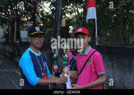 Jakarta, Indonesien - 08 18 2019: Übergabe der Trophäen an die Gewinner der besten Kostüme und Gruppen während der Parade zur Feier der 72. in Indonesien Stockfoto