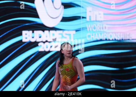 Budapest, Ungarn. 24.. Juni 2022. Tang Qianting aus China reagiert nach dem Halbfinale der Frauen im Brustschwimmen 50m bei den FINA-Weltmeisterschaften 19. in Budapest, Ungarn, 24. Juni 2022. Quelle: Zheng Huansong/Xinhua/Alamy Live News Stockfoto