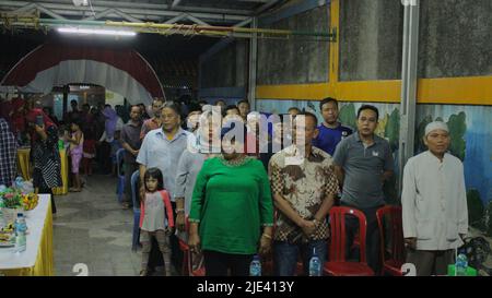 Jakarta, Indonesien - 12 14 2019: Die Ausdrücke der geladenen Gäste werden gebeten, sich während der Wahlen zu erheben, um die indonesische Nationalhymne zu singen Stockfoto