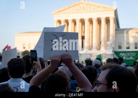 Washington DC, USA. 24.. Juni 2022. (220625) -- WASHINGTON, D.C., 25. Juni 2022 (Xinhua) -- Demonstranten versammeln sich vor dem Obersten Gerichtshof der Vereinigten Staaten von Amerika in Washington, DC, USA, 24. Juni 2022. Der Oberste Gerichtshof der Vereinigten Staaten hat am Freitag Roe v. Wade, eine bahnbrechende Entscheidung, die vor fast einem halben Jahrhundert ein verfassungsmäßiges Recht auf Abtreibung in der Nation begründete, umgedreht. (Xinhua/Liu Jie) Quelle: Liu Jie/Xinhua/Alamy Live News Stockfoto