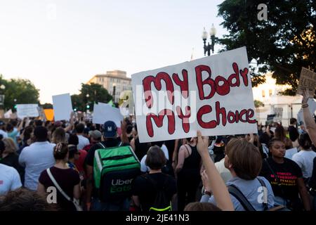 Washington DC, USA. 24.. Juni 2022. (220625) -- WASHINGTON, D.C., 25. Juni 2022 (Xinhua) -- Demonstranten versammeln sich vor dem Obersten Gerichtshof der Vereinigten Staaten von Amerika in Washington, DC, USA, 24. Juni 2022. Der Oberste Gerichtshof der Vereinigten Staaten hat am Freitag Roe v. Wade, eine bahnbrechende Entscheidung, die vor fast einem halben Jahrhundert ein verfassungsmäßiges Recht auf Abtreibung in der Nation begründete, umgedreht. (Xinhua/Liu Jie) Quelle: Liu Jie/Xinhua/Alamy Live News Stockfoto