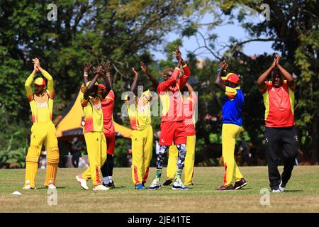 Kampala, Uganda. 24.. Juni 2022. Die ugandischen Spieler feiern den Sieg des ICC Men's Cricket World Cup Challenge League B-Spiels zwischen Uganda und Italien im Kyambango Cricket Oval in Kampala, der Hauptstadt Ugandas, am 24. Juni 2022. Quelle: Hascharah Nalwadda/Xinhua/Alamy Live News Stockfoto