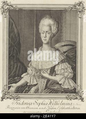 Porträt der Wilhelmina von Preußen, Christian Benjamin Glassbach, 1767 - 1779, Porträt der Wilhelmina in einem verzierten Rechteck. Am unteren Rand Name und Titel., Druckerei: Christian Benjamin Glassbach, (auf Objekt erwähnt), Verlag: Christian Benjamin Glassbach, (auf Objekt erwähnt), Berlin, 1767 - 1779, Papier, Gravur, Radierung, H 291 mm × B 217 mm Stockfoto