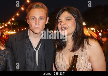 Berlin, Deutschland. 24.. Juni 2022. Matthias Schweighöfer und Jasmin Tabatabai feiern bei der Party nach dem Deutschen Filmpreis 72. Lola vor dem Palais am Funkturm. Schweighöfer trat bei den Deutschen Filmpreise nüchtern auf. „Ich trinke ein halbes Jahr lang keinen Alkohol“, sagte der 41-Jährige. (An dpa: 'Matthias Schweighöfer: Trinke keinen Alkohol mehr') Quelle: Gerald Matzka/dpa/Alamy Live News Stockfoto