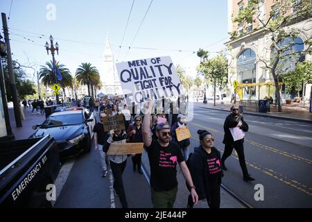 Ein Protestler hält während der Demonstration ein Plakat mit der Aufschrift „Männer von hoher Qualität kämpfen für Gleichheit“. In San Francisco gingen Hunderte von Demonstranten mit Plakaten auf die Straße; sie wollen ihr Abtreibungsrecht aufrechterhalten und denken, dass Abtreibung von den Frauen entschieden werden sollte, nicht vom Gericht. Diese Kundgebung folgte dem Gerichtsurteil vom 24. Juni, in dem der Oberste Gerichtshof der USA den Fall Roe gegen Wade hob, was bedeutet, dass die Vereinigten Staaten den Abtreibungsschutz auf Bundesebene beenden. (Foto von Michael Ho Wai Lee/SOPA Images/Sipa USA) Stockfoto