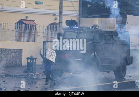 Quito, Ecuador. 23.. Juni 2022. Polizeiwagen konfrontiert Demonstranten während der Demonstration. Am elften Tag der Proteste in Ecuador gegen die Regierung von Guillermo Lasso im Parque el Arbolito-Sektor in der Hauptstadt kollidierten Demonstranten mit der Bereitschaftspolizei des Landes. Kredit: SOPA Images Limited/Alamy Live Nachrichten Stockfoto