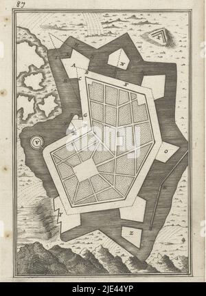 Illustration zu 'Den Arbeid van Mars' von Allain Manesson Mallet, Romeyn de Hooghe, 1672, Grundrissplan für eine Festung, Festung oder Festung. In der linken oberen Ecke die Zahl 87 (= die Nummer der Seite im Buch, auf die die Illustration gesetzt ist)., Druckerei: Romeyn de Hooghe, Romeyn de Hooghe, Amsterdam, 1672, Papier, Ätzung, H 185 mm × B 108 mm Stockfoto