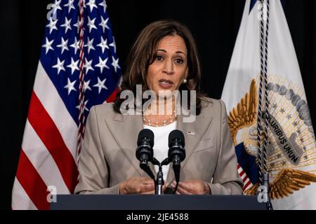 Plainfield, Illinois. 24.. Juni 2022. Die Vizepräsidentin der Vereinigten Staaten, Kamala Harris, spricht vor dem C.W. Avery Family YMCA am Freitag, 24. Juni 2022 in Plainfield, Illinois. Quelle: Christopher Dilts/ Pool via CNP/dpa/Alamy Live News Stockfoto