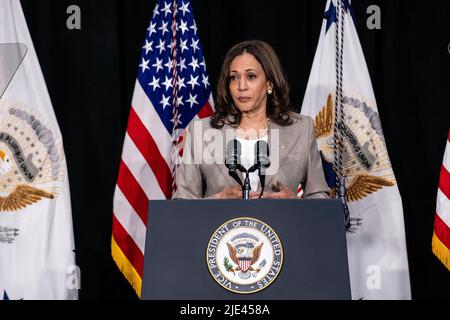 Plainfield, Illinois. 24.. Juni 2022. Die Vizepräsidentin der Vereinigten Staaten, Kamala Harris, spricht vor dem C.W. Avery Family YMCA am Freitag, 24. Juni 2022 in Plainfield, Illinois. Quelle: Christopher Dilts/ Pool via CNP/dpa/Alamy Live News Stockfoto